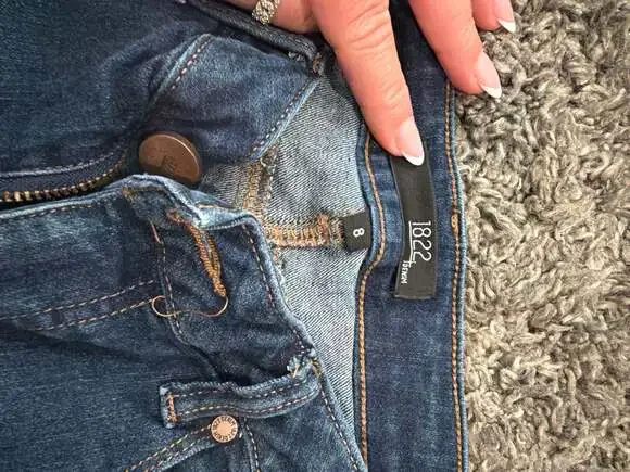 1822 Denim Women's Mid-Rise Raw Hem Distressed Cut-Off Denim Shorts Blue Size 8 - Picture 2 of 5